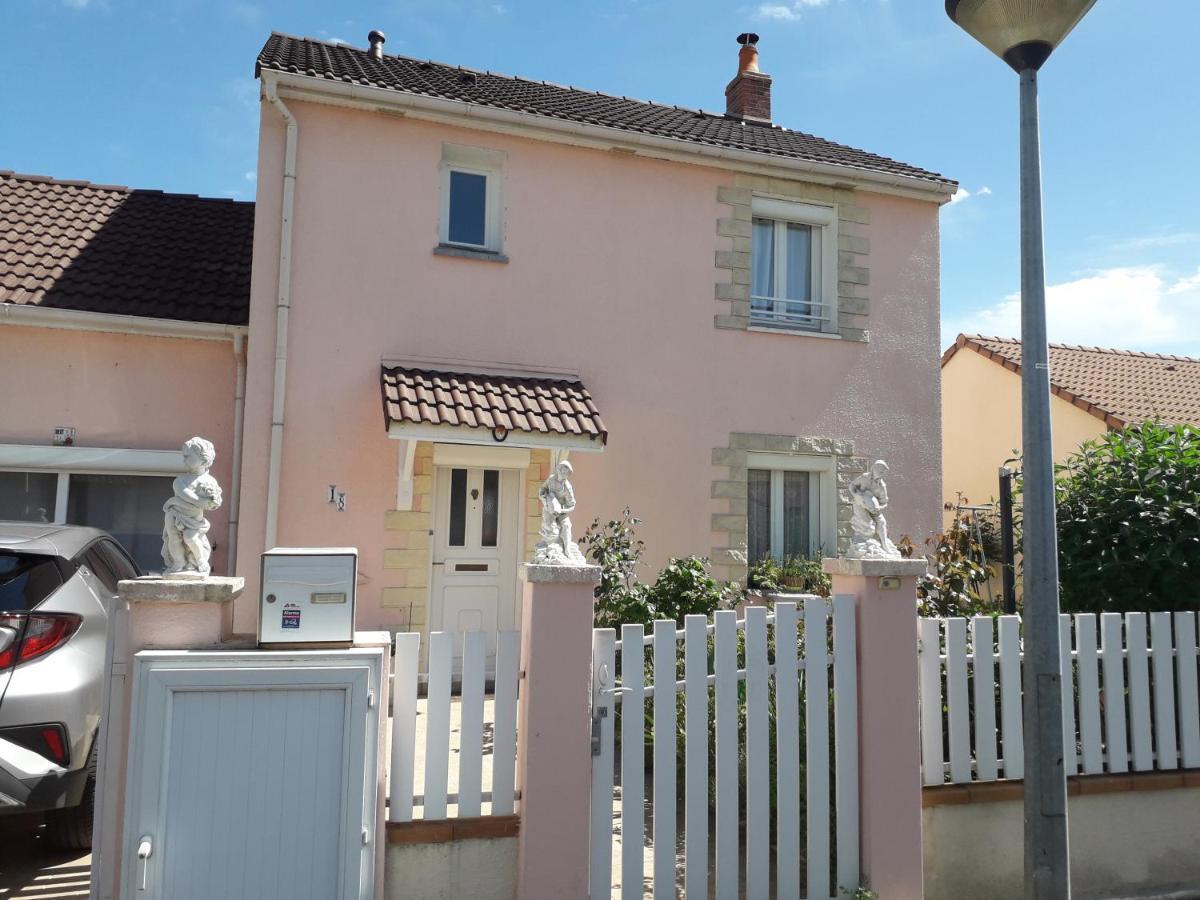 La Maison Rose 2 Chambres Avec Lit Pour 2 Personnes Et 2 Salles De Bains Nevers Luaran gambar